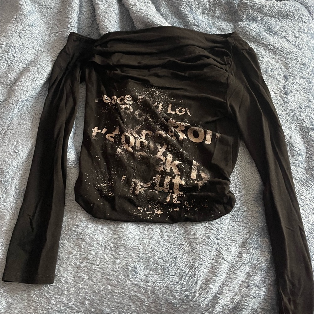Off the Shoulder Graphic Long Sleeve - Picture 5 of 8